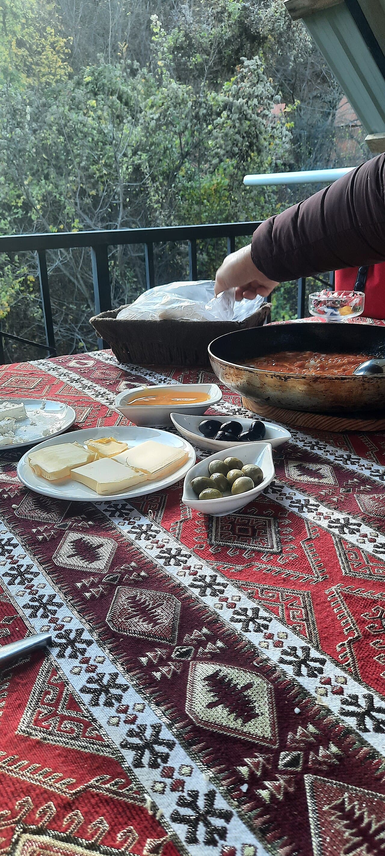 Azərbaycan səhər süfrəsi: bal, qaymaq, pendir, göyərti və armudu stəkanda çay