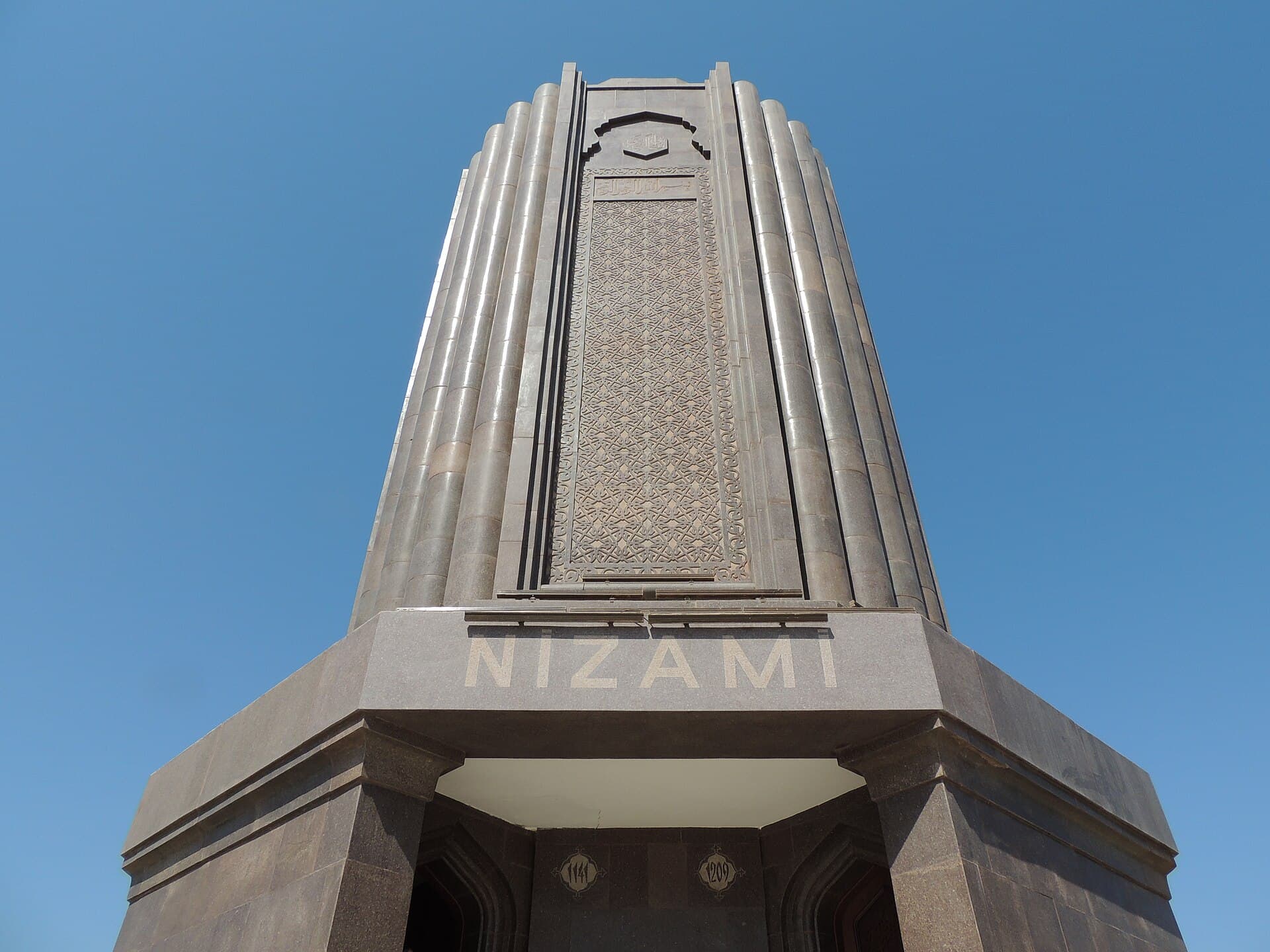 Gəncədə Nizami Gəncəvi türbəsi, arxada mavi səma və yaşıllıq