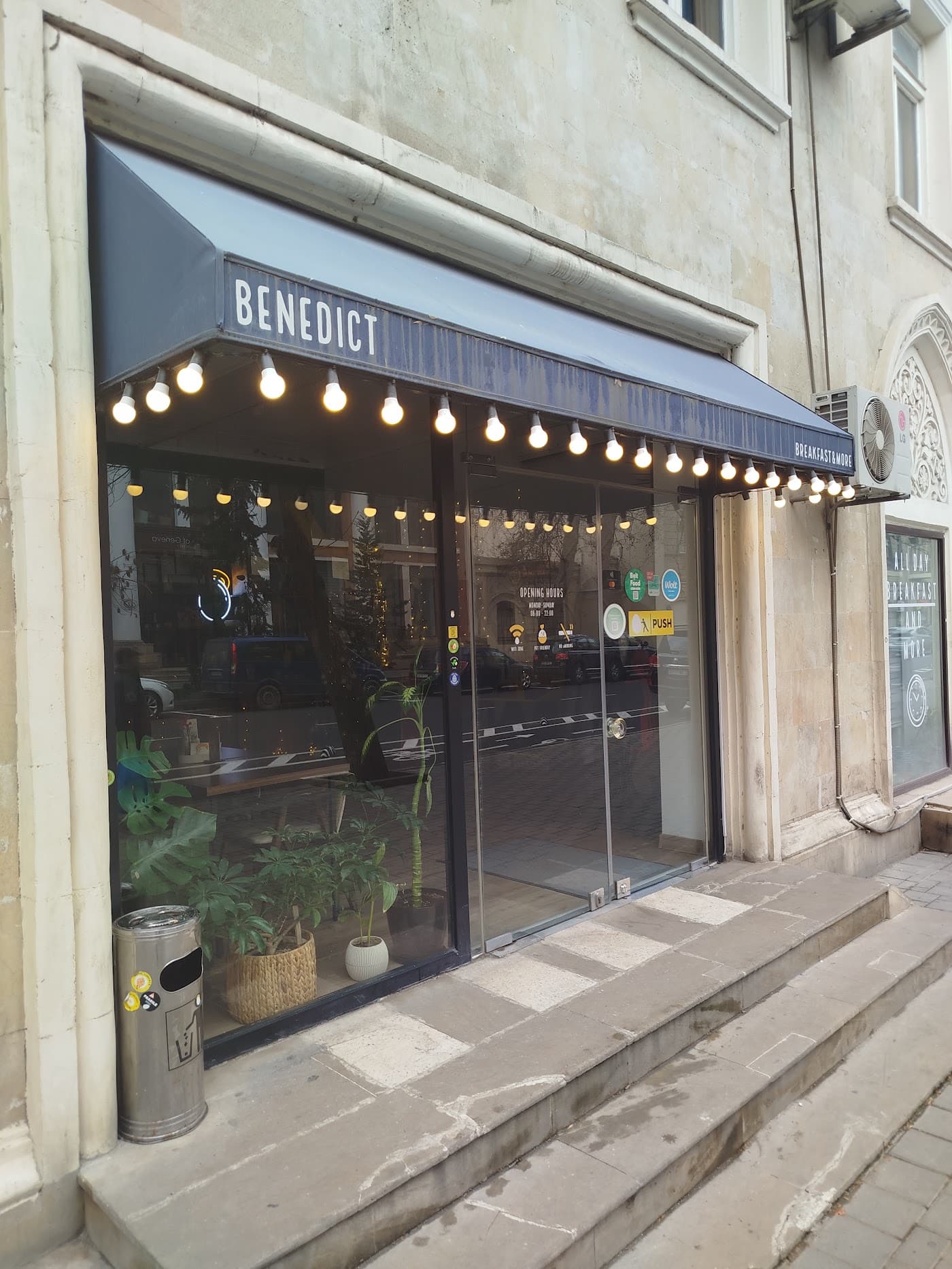 Benedict Cafe
