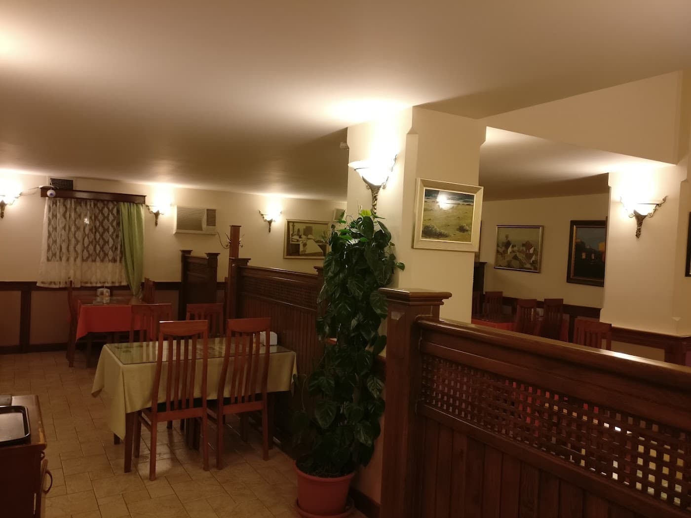 Pizza Hat Cafe & Restaurant